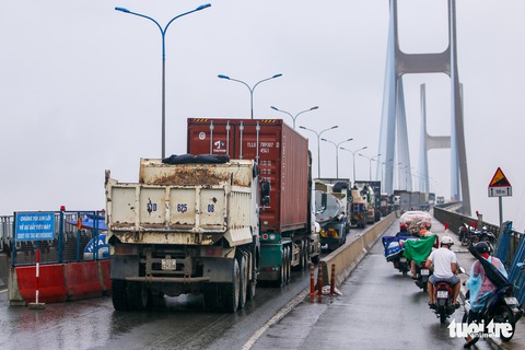 Chiều 12-7, xe container ‘cà nhích’ trên cầu Phú Mỹ hướng về Thủ Đức - Ảnh 3. Chiều 12-7, xe container ‘cà nhích’ trên cầu Phú Mỹ hướng về Thủ Đức - Ảnh 3.
