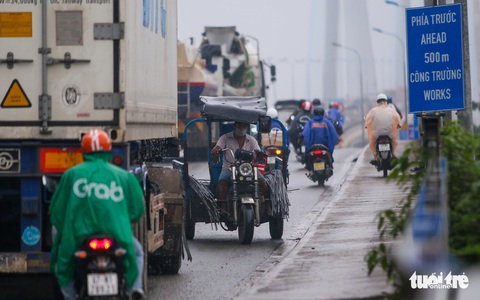 Chiều 12-7, xe container ‘cà nhích’ trên cầu Phú Mỹ hướng về Thủ Đức - Ảnh 4. Chiều 12-7, xe container ‘cà nhích’ trên cầu Phú Mỹ hướng về Thủ Đức - Ảnh 4.
