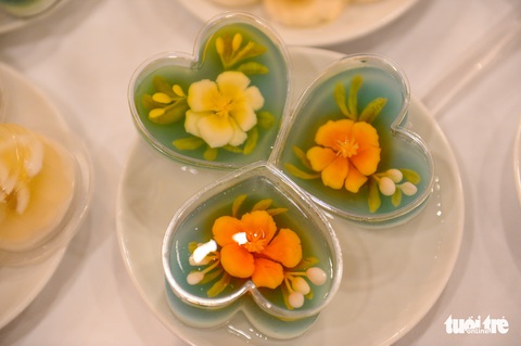 Đại tiệc bánh da lợn, bánh cốm, bánh pía... thịnh soạn ở khách sạn 5 sao - Ảnh 15. Đại tiệc bánh da lợn, bánh cốm, bánh pía... thịnh soạn ở khách sạn 5 sao - Ảnh 15.