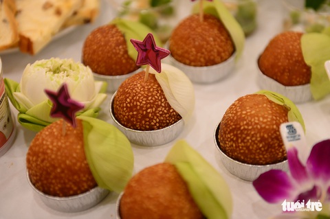 Đại tiệc bánh da lợn, bánh cốm, bánh pía... thịnh soạn ở khách sạn 5 sao - Ảnh 14. Đại tiệc bánh da lợn, bánh cốm, bánh pía... thịnh soạn ở khách sạn 5 sao - Ảnh 14.