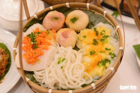 Đại tiệc bánh da lợn, bánh cốm, bánh pía... thịnh soạn ở khách sạn 5 sao - Ảnh 11. Đại tiệc bánh da lợn, bánh cốm, bánh pía... thịnh soạn ở khách sạn 5 sao - Ảnh 11.