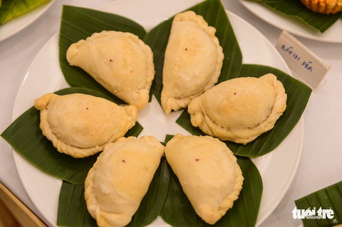 Đại tiệc bánh da lợn, bánh cốm, bánh pía... thịnh soạn ở khách sạn 5 sao - Ảnh 9. Đại tiệc bánh da lợn, bánh cốm, bánh pía... thịnh soạn ở khách sạn 5 sao - Ảnh 9.