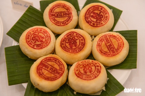 Đại tiệc bánh da lợn, bánh cốm, bánh pía... thịnh soạn ở khách sạn 5 sao - Ảnh 8. Đại tiệc bánh da lợn, bánh cốm, bánh pía... thịnh soạn ở khách sạn 5 sao - Ảnh 8.
