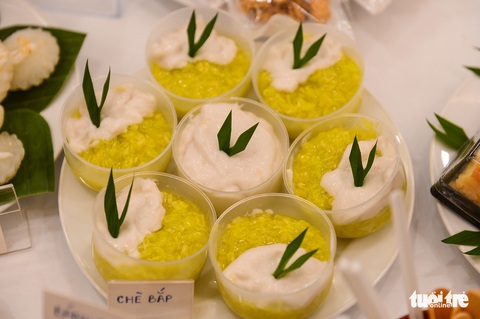 Đại tiệc bánh da lợn, bánh cốm, bánh pía... thịnh soạn ở khách sạn 5 sao - Ảnh 6. Đại tiệc bánh da lợn, bánh cốm, bánh pía... thịnh soạn ở khách sạn 5 sao - Ảnh 6.