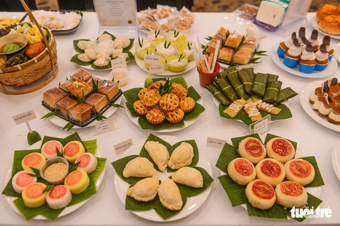 Đại tiệc bánh da lợn, bánh cốm, bánh pía... thịnh soạn ở khách sạn 5 sao - Ảnh 5. Đại tiệc bánh da lợn, bánh cốm, bánh pía... thịnh soạn ở khách sạn 5 sao - Ảnh 5.