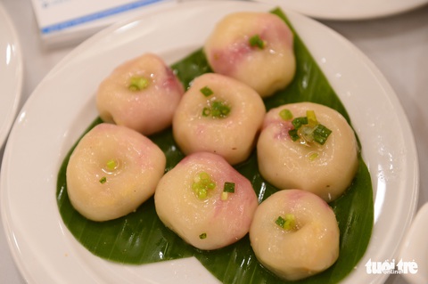 Đại tiệc bánh da lợn, bánh cốm, bánh pía... thịnh soạn ở khách sạn 5 sao - Ảnh 4. Đại tiệc bánh da lợn, bánh cốm, bánh pía... thịnh soạn ở khách sạn 5 sao - Ảnh 4.