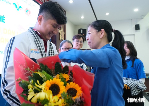 Chiến sĩ tình nguyện TP.HCM đến nước bạn Lào và huyện đảo Phú Quý - Ảnh 3. Chiến sĩ tình nguyện TP.HCM đến nước bạn Lào và huyện đảo Phú Quý - Ảnh 3.