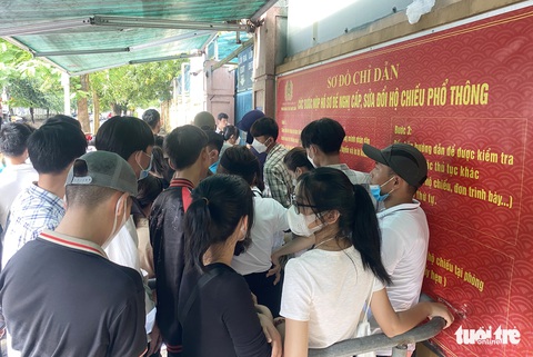 Dân xứ Nghệ ùn ùn xếp hàng từ sáng đến chiều làm hộ chiếu - Ảnh 2. Dân xứ Nghệ ùn ùn xếp hàng từ sáng đến chiều làm hộ chiếu - Ảnh 2.