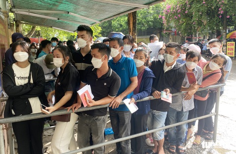 Dân xứ Nghệ ùn ùn xếp hàng từ sáng đến chiều làm hộ chiếu - Ảnh 3. Dân xứ Nghệ ùn ùn xếp hàng từ sáng đến chiều làm hộ chiếu - Ảnh 3.