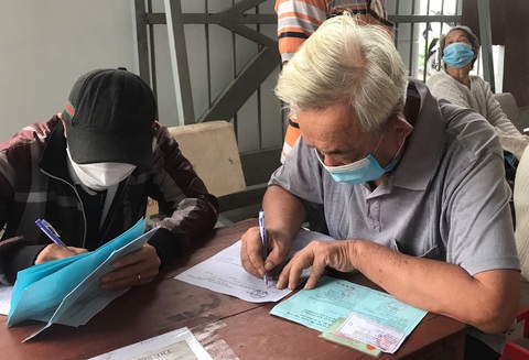 Người dân đi tiêm vắc xin tăng vọt - Ảnh 3. Người dân đi tiêm vắc xin tăng vọt - Ảnh 3.