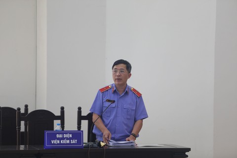 Ông Nguyễn Đức Chung nộp 85 bằng khen và bệnh án, Viện kiểm sát đề nghị giảm một phần hình phạt - Ảnh 2. Ông Nguyễn Đức Chung nộp 85 bằng khen và bệnh án, Viện kiểm sát đề nghị giảm một phần hình phạt - Ảnh 2.