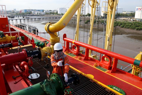 Doanh nghiệp muốn giá xăng dầu giảm thêm - Ảnh 1. Doanh nghiệp muốn giá xăng dầu giảm thêm - Ảnh 1.