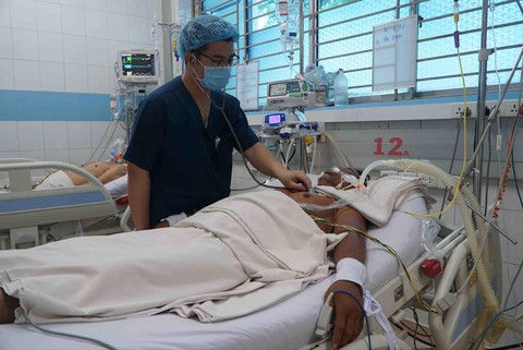 Những điều đặc biệt lưu ý với bệnh nhân sốt xuất huyết có dấu hiệu chuyển nặng - Ảnh 1. Những điều đặc biệt lưu ý với bệnh nhân sốt xuất huyết có dấu hiệu chuyển nặng - Ảnh 1.