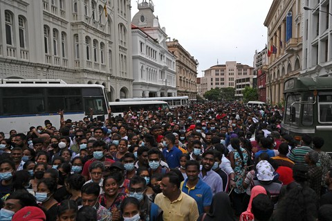 Tổng thống Sri Lanka chạy trốn ra nước ngoài? - Ảnh 1. Tổng thống Sri Lanka chạy trốn ra nước ngoài? - Ảnh 1.