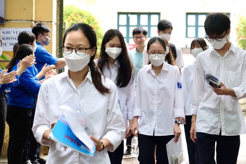 Phổ điểm thi tốt nghiệp THPT: Môn lịch sử khả quan hơn, môn sinh, tiếng Anh vẫn tụt sâu - Ảnh 1. Phổ điểm thi tốt nghiệp THPT: Môn lịch sử khả quan hơn, môn sinh, tiếng Anh vẫn tụt sâu - Ảnh 1.