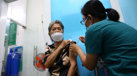 TP.HCM đẩy nhanh tiến độ tiêm vắc xin COVID-19, nhiều người dân đi tiêm mũi 4 - Ảnh 1. TP.HCM đẩy nhanh tiến độ tiêm vắc xin COVID-19, nhiều người dân đi tiêm mũi 4 - Ảnh 1.
