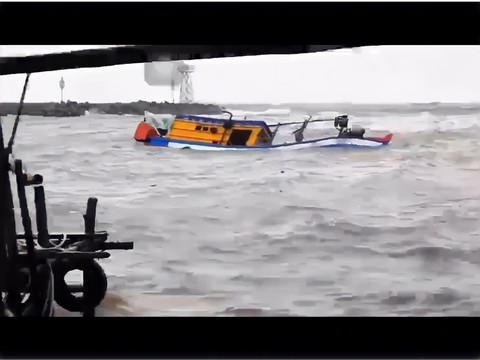 Chìm tàu lưới ghẹ ở cửa sông Dương Đông, 2 người mất tích - Ảnh 1. Chìm tàu lưới ghẹ ở cửa sông Dương Đông, 2 người mất tích - Ảnh 1.