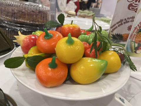 Đại tiệc bánh da lợn, bánh cốm, bánh pía... thịnh soạn ở khách sạn 5 sao - Ảnh 3. Đại tiệc bánh da lợn, bánh cốm, bánh pía... thịnh soạn ở khách sạn 5 sao - Ảnh 3.