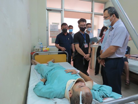 Khởi tố tài xế xe tải tông vào đuôi xe khách làm 3 người chết, 11 người bị thương - Ảnh 2. Khởi tố tài xế xe tải tông vào đuôi xe khách làm 3 người chết, 11 người bị thương - Ảnh 2.