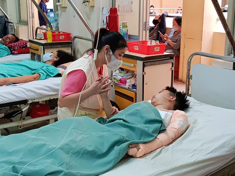 Khởi tố tài xế xe tải tông vào đuôi xe khách làm 3 người chết, 11 người bị thương - Ảnh 3. Khởi tố tài xế xe tải tông vào đuôi xe khách làm 3 người chết, 11 người bị thương - Ảnh 3.