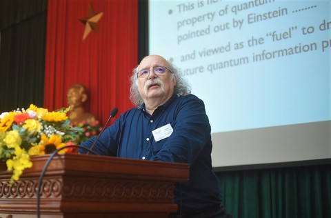 GS Nobel vật lý 2016: ‘Làm khoa học, phải biết nhận ra viên kim cương trong cát bụi’ - Ảnh 1. GS Nobel vật lý 2016: ‘Làm khoa học, phải biết nhận ra viên kim cương trong cát bụi’ - Ảnh 1.