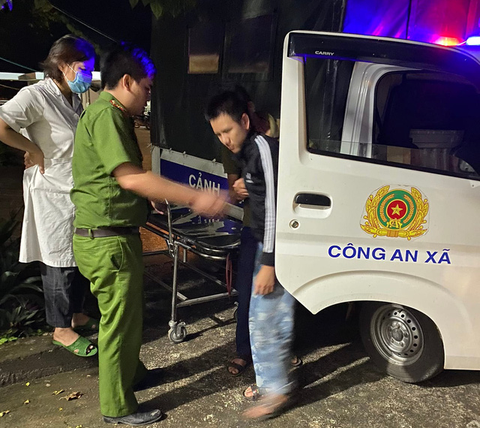 Công an vượt 70km đường rừng trơn trượt đưa nam thiếu niên đi mổ ruột thừa trong đêm - Ảnh 1. Công an vượt 70km đường rừng trơn trượt đưa nam thiếu niên đi mổ ruột thừa trong đêm - Ảnh 1.