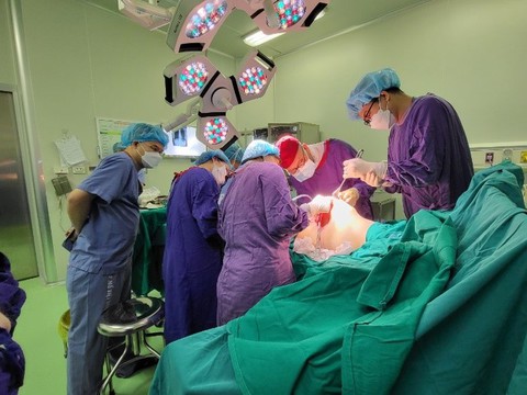 Cô gái trẻ ngực khủng gấp 5 bình thường được phẫu thuật thu nhỏ ngực bằng phương pháp mới - Ảnh 1. Cô gái trẻ ngực khủng gấp 5 bình thường được phẫu thuật thu nhỏ ngực bằng phương pháp mới - Ảnh 1.
