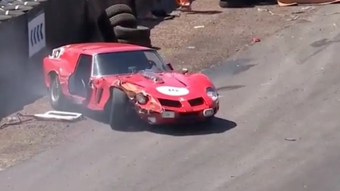 Siêu xe Ferrari giá hơn 30 triệu USD tan tành trong vài giây - Ảnh 2. Siêu xe Ferrari giá hơn 30 triệu USD tan tành trong vài giây - Ảnh 2.