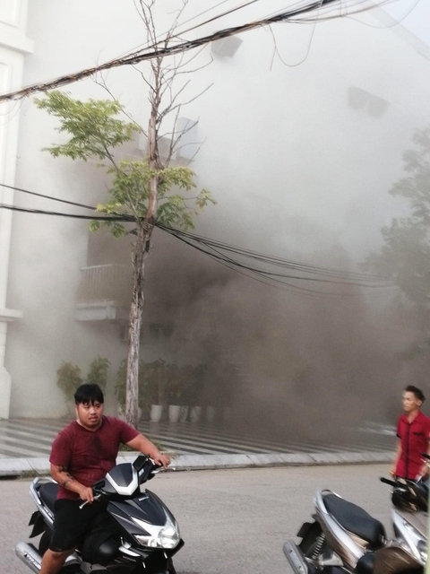 Vũ trường nổi tiếng nhất Hải Phòng cháy dữ dội - Ảnh 2. Vũ trường nổi tiếng nhất Hải Phòng cháy dữ dội - Ảnh 2.