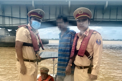 Thêm một người nhảy cầu Đồng Nai được cứu sống - Ảnh 1. Thêm một người nhảy cầu Đồng Nai được cứu sống - Ảnh 1.
