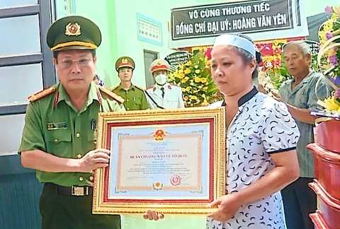 Truy tặng Huân chương Bảo vệ Tổ quốc cho phó trưởng công an xã hy sinh trong lúc làm nhiệm vụ - Ảnh 1. Truy tặng Huân chương Bảo vệ Tổ quốc cho phó trưởng công an xã hy sinh trong lúc làm nhiệm vụ - Ảnh 1.