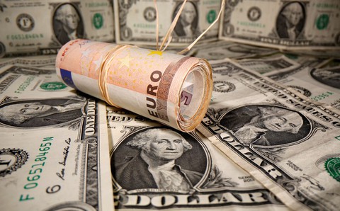 Euro - USD ngang giá: Giúp giảm lạm phát ở Mỹ, khách du lịch được ‘giảm giá’ 15% - Ảnh 1. Euro - USD ngang giá: Giúp giảm lạm phát ở Mỹ, khách du lịch được ‘giảm giá’ 15% - Ảnh 1.