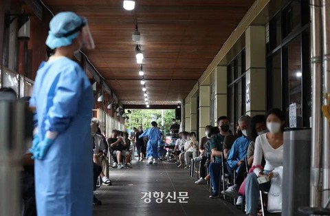 Hàn Quốc không giãn cách xã hội, chấp nhận ‘sống chung’ với làn sóng COVID-19 mới - Ảnh 1. Hàn Quốc không giãn cách xã hội, chấp nhận ‘sống chung’ với làn sóng COVID-19 mới - Ảnh 1.
