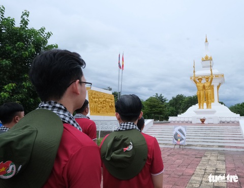 Dâng hương, dâng hoa tại tượng đài Tình đoàn kết liên minh chiến đấu Việt - Lào - Ảnh 1. Dâng hương, dâng hoa tại tượng đài Tình đoàn kết liên minh chiến đấu Việt - Lào - Ảnh 1.