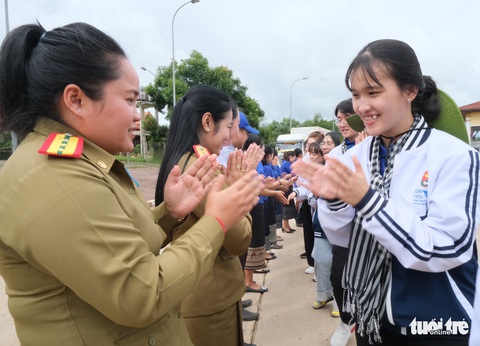 Dâng hương, dâng hoa tại tượng đài Tình đoàn kết liên minh chiến đấu Việt - Lào - Ảnh 4. Dâng hương, dâng hoa tại tượng đài Tình đoàn kết liên minh chiến đấu Việt - Lào - Ảnh 4.