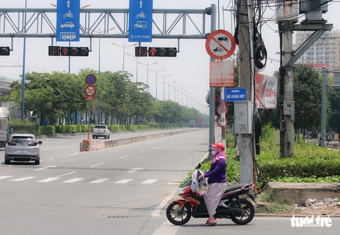 Nhiều biển báo giao thông tại TP.HCM ‘núp lùm’ gây khó tài xế - Ảnh 2. Nhiều biển báo giao thông tại TP.HCM ‘núp lùm’ gây khó tài xế - Ảnh 2.
