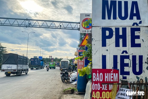 Nhiều biển báo giao thông tại TP.HCM ‘núp lùm’ gây khó tài xế - Ảnh 3. Nhiều biển báo giao thông tại TP.HCM ‘núp lùm’ gây khó tài xế - Ảnh 3.