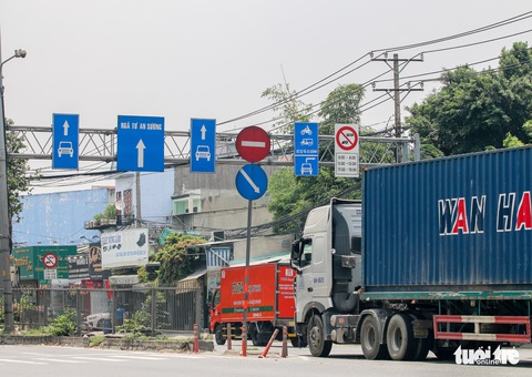 Nhiều biển báo giao thông tại TP.HCM ‘núp lùm’ gây khó tài xế - Ảnh 4. Nhiều biển báo giao thông tại TP.HCM ‘núp lùm’ gây khó tài xế - Ảnh 4.