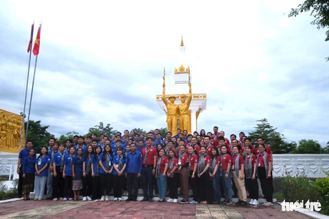 Dâng hương, dâng hoa tại tượng đài Tình đoàn kết liên minh chiến đấu Việt - Lào - Ảnh 2. Dâng hương, dâng hoa tại tượng đài Tình đoàn kết liên minh chiến đấu Việt - Lào - Ảnh 2.