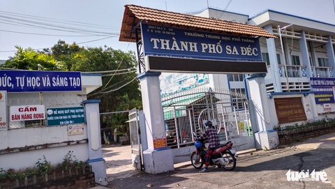 Khiển trách hiệu trưởng thuê người nhập điểm học bạ cho học sinh - Ảnh 1. Khiển trách hiệu trưởng thuê người nhập điểm học bạ cho học sinh - Ảnh 1.