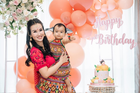 Võ Hạ Trâm ‘quẩy bung nóc’ trong tiệc thôi nôi con gái - Ảnh 3. Võ Hạ Trâm ‘quẩy bung nóc’ trong tiệc thôi nôi con gái - Ảnh 3.