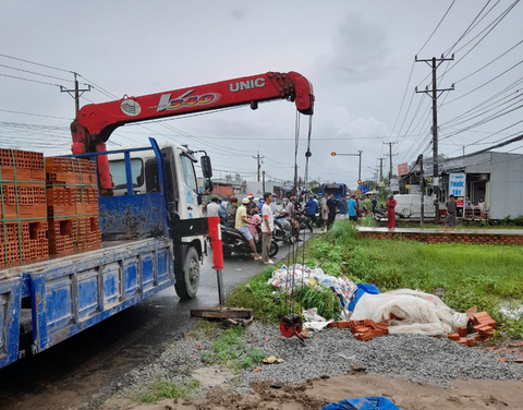 Xe cẩu vướng dây điện, 4 người bị thương - Ảnh 1. Xe cẩu vướng dây điện, 4 người bị thương - Ảnh 1.
