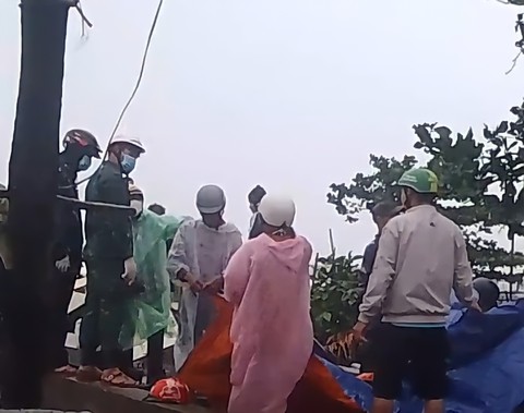 Tìm được một người mất tích sau vụ chìm tàu lưới ghẹ ở cửa sông Dương Đông - Ảnh 1. Tìm được một người mất tích sau vụ chìm tàu lưới ghẹ ở cửa sông Dương Đông - Ảnh 1.