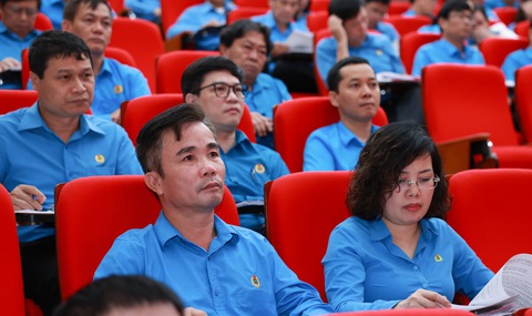 Ngăn tín dụng đen, đề xuất 20.000 tỉ đồng cho người lao động vay tiêu dùng - Ảnh 2. Ngăn tín dụng đen, đề xuất 20.000 tỉ đồng cho người lao động vay tiêu dùng - Ảnh 2.