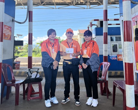 Nhân viên trạm BOT sơ cứu tài xế đột quỵ khi dừng xe mua vé - Ảnh 2. Nhân viên trạm BOT sơ cứu tài xế đột quỵ khi dừng xe mua vé - Ảnh 2.