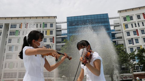 Nhớ mãi ngày em mang đàn violin nhập viện điều trị COVID-19, biến sân thượng thành sân khấu - Ảnh 3. Nhớ mãi ngày em mang đàn violin nhập viện điều trị COVID-19, biến sân thượng thành sân khấu - Ảnh 3.