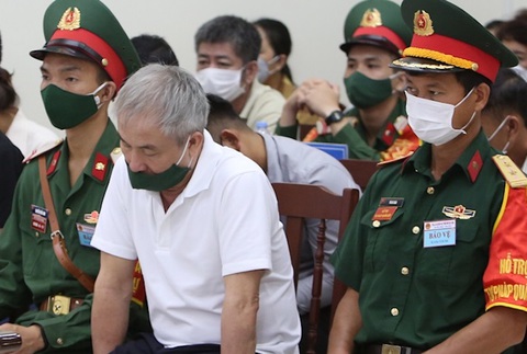 Đại diện VKS: Trùm buôn lậu chi tiền tỉ cho vợ con cựu tướng cảnh sát biển đi công đức là hối lộ - Ảnh 1. Đại diện VKS: Trùm buôn lậu chi tiền tỉ cho vợ con cựu tướng cảnh sát biển đi công đức là hối lộ - Ảnh 1.