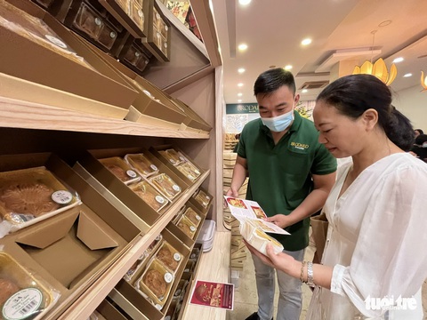 Bánh trung thu năm nay như xa xỉ phẩm, 120.000 - 250.000 đồng/cái 250g - Ảnh 1. Bánh trung thu năm nay như xa xỉ phẩm, 120.000 - 250.000 đồng/cái 250g - Ảnh 1.