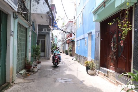 Người dân TP.HCM hiến 5,3 triệu m2 đất với 10.000 tỉ để mở hẻm trong 20 năm - Ảnh 2. Người dân TP.HCM hiến 5,3 triệu m2 đất với 10.000 tỉ để mở hẻm trong 20 năm - Ảnh 2.