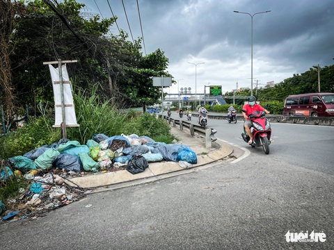 Biển cấm đổ rác như ‘tàng hình’, rác chất đống lòng đường, vỉa hè, dạ cầu - Ảnh 6. Biển cấm đổ rác như ‘tàng hình’, rác chất đống lòng đường, vỉa hè, dạ cầu - Ảnh 6.